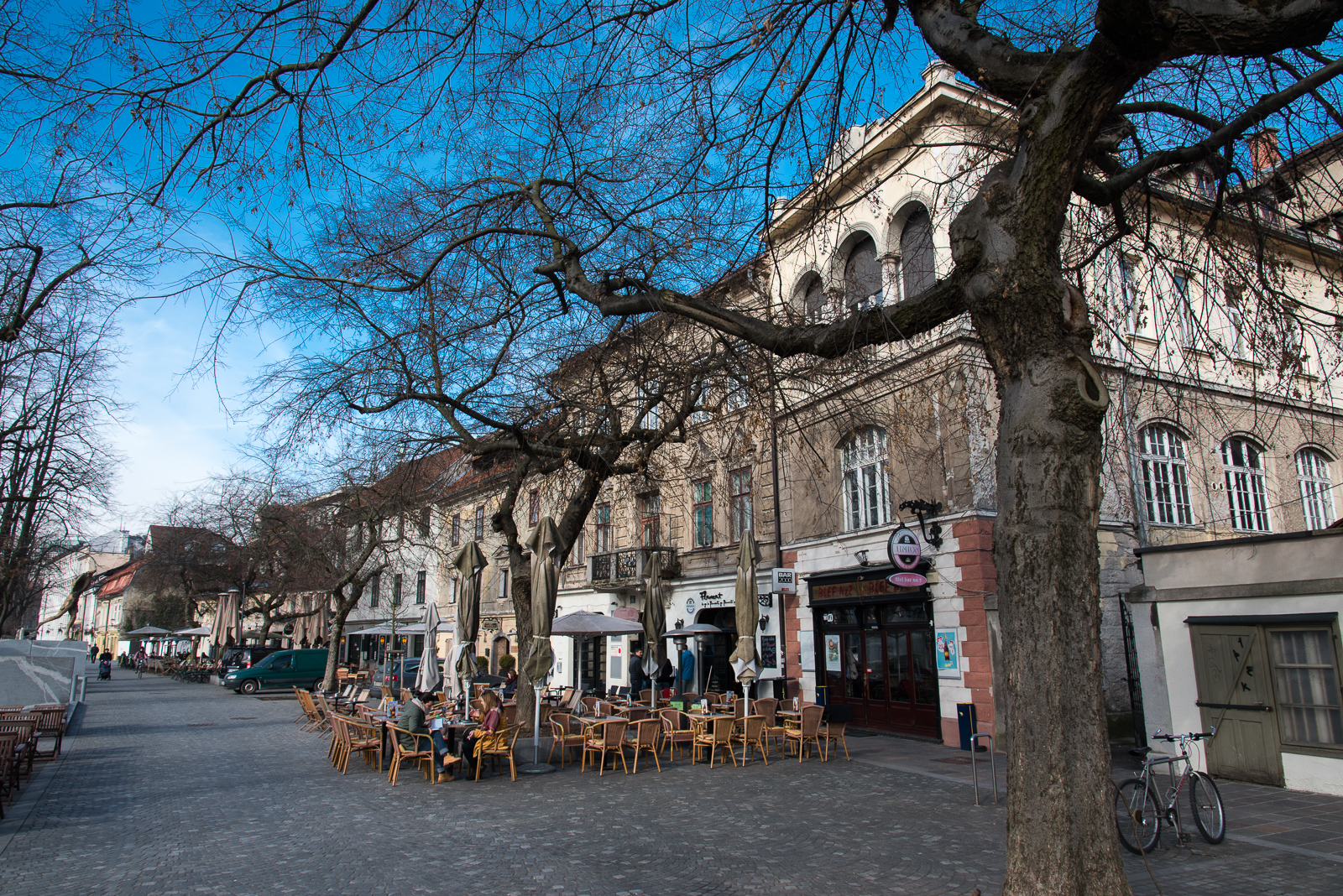 Café um kurz nach neun