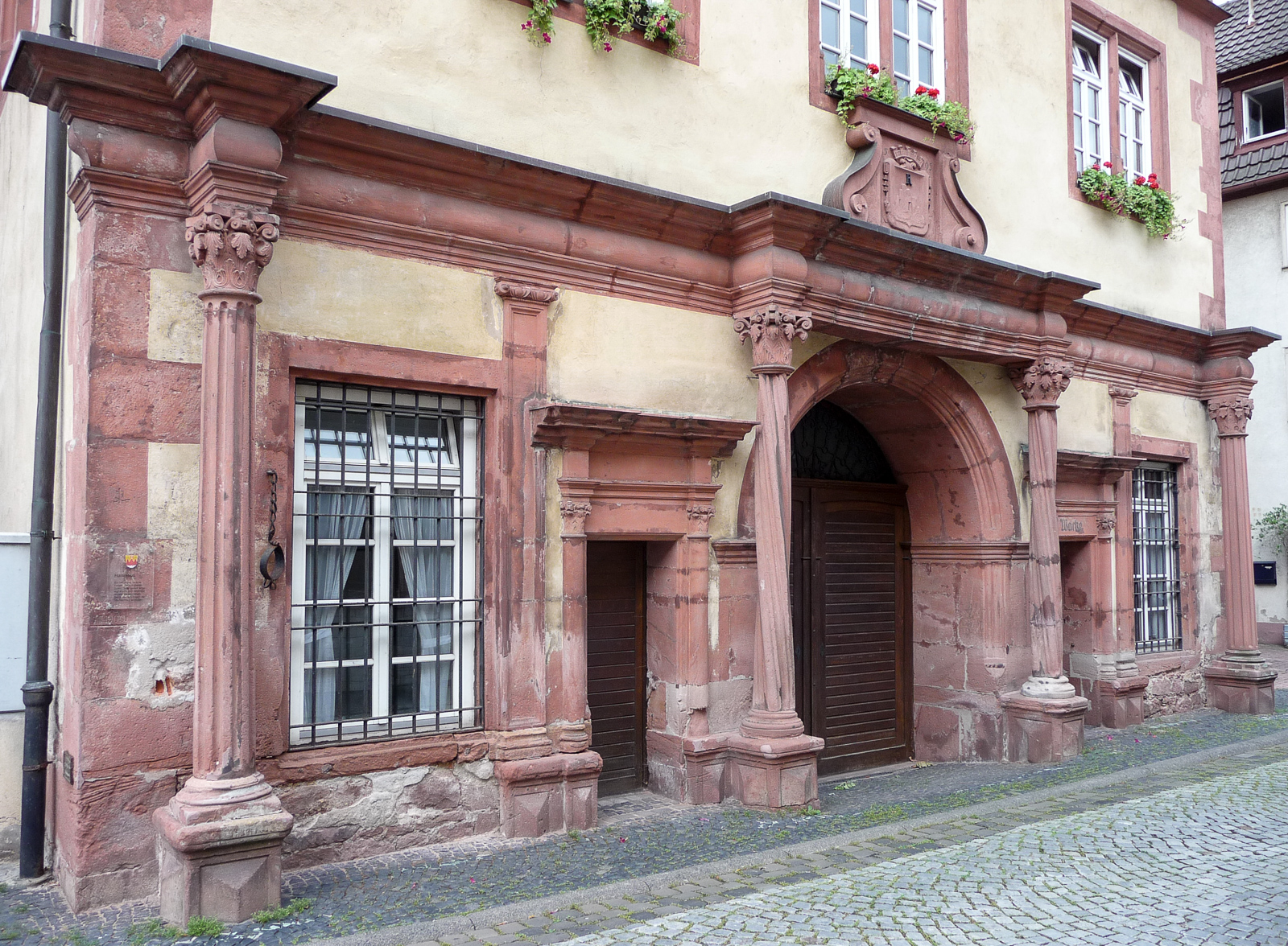 Rathaus von Rothenfels mit Halseisen