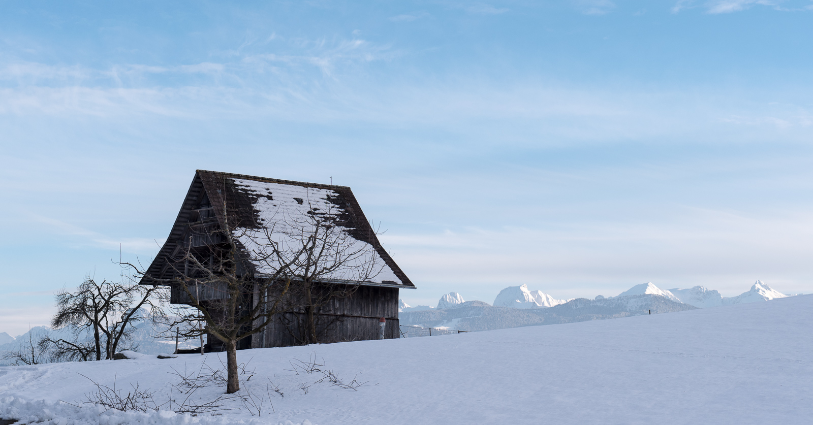 Hütte und Berge