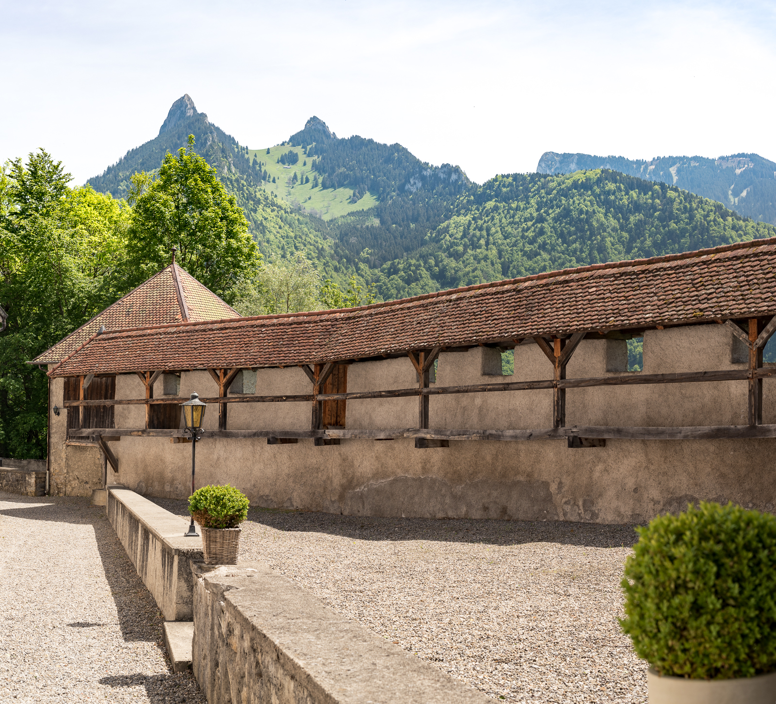 Wehrmauer in Gruyères mit den “Zähnen” im Hintergrund