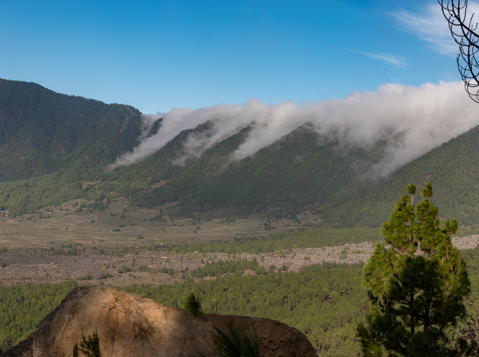 Wolken fallen an der Cumbre herunter