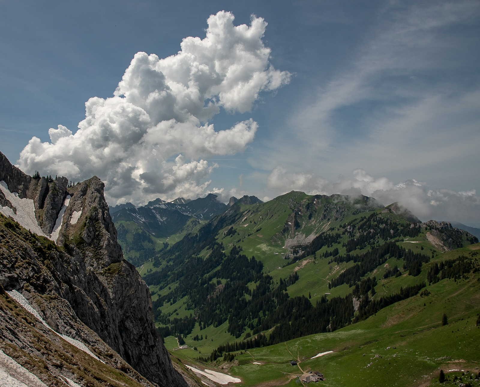 Blick zurück Richtung Leiterepass, Gantrisch und Nünenflue