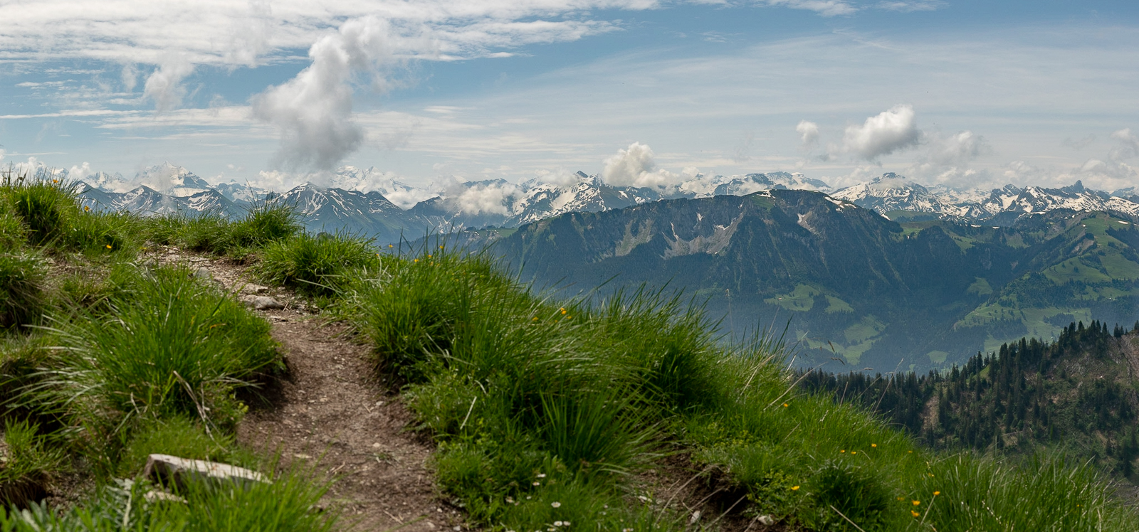 Wolken dampfen über den Alpen