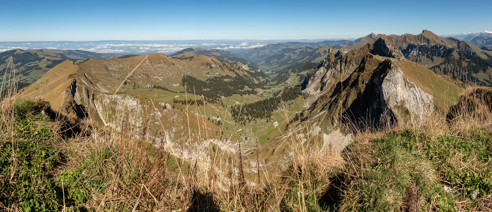 Blick in den Brecca-Schlund und auf Combiflue, Chörblispitz und Gantrischkette