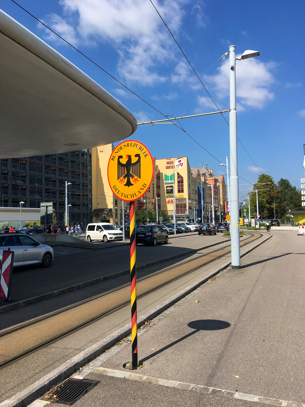 Grenzübergang Basel - Weil am Rhein mit “Einkaufsmöglichkeit” im Hintergrund