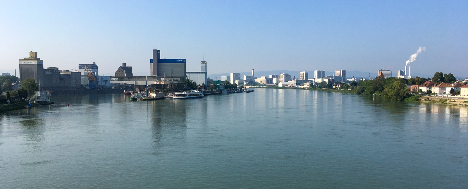 Auf der Dreiländerbrücke, Blick nach Basel