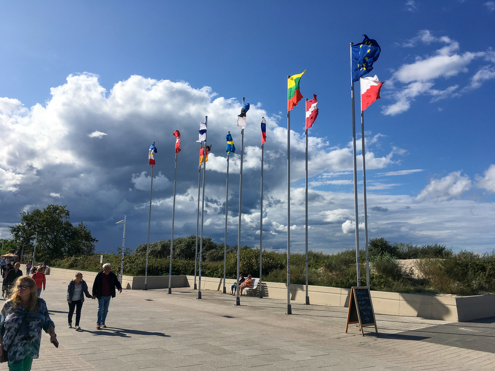 Auf der Promenade in Rostock-Warnemünde