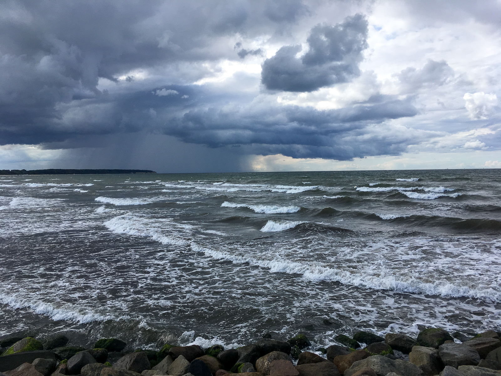 Regen über der Ostsee