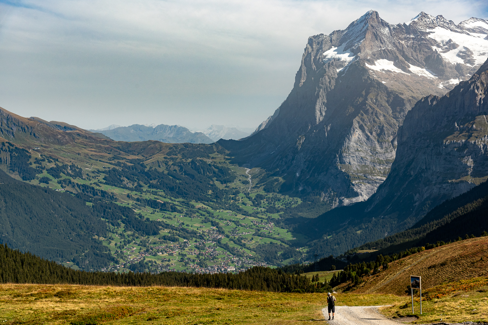 Noch ein Blick ins Tal – Grindelwald ist rund 1000 Meter tiefer, gegenüber der Pass Richtung Meiringen