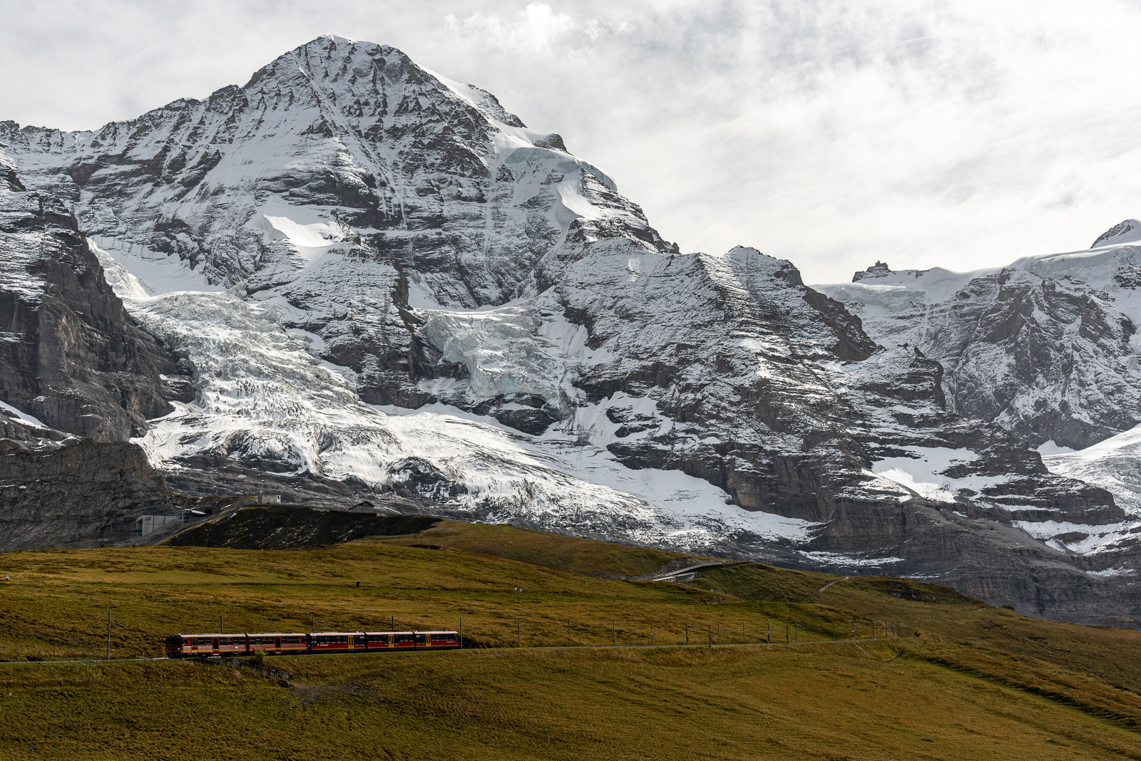 Ein Zug der Jungfraubahn auf dem Weg zum Jungfraujoch