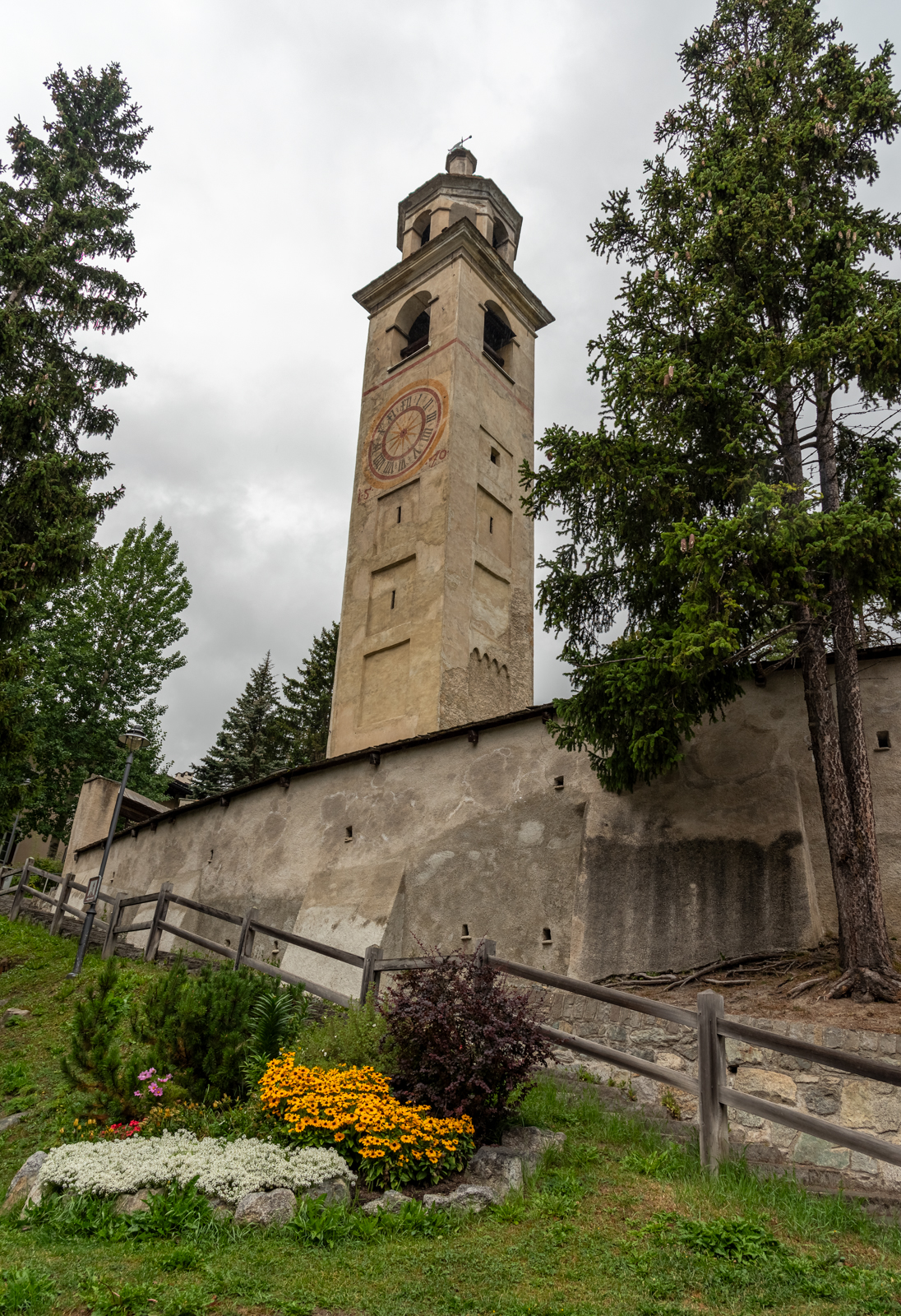 Der schiefe Turm von St. Moritz (5.5 Grad Neigung)