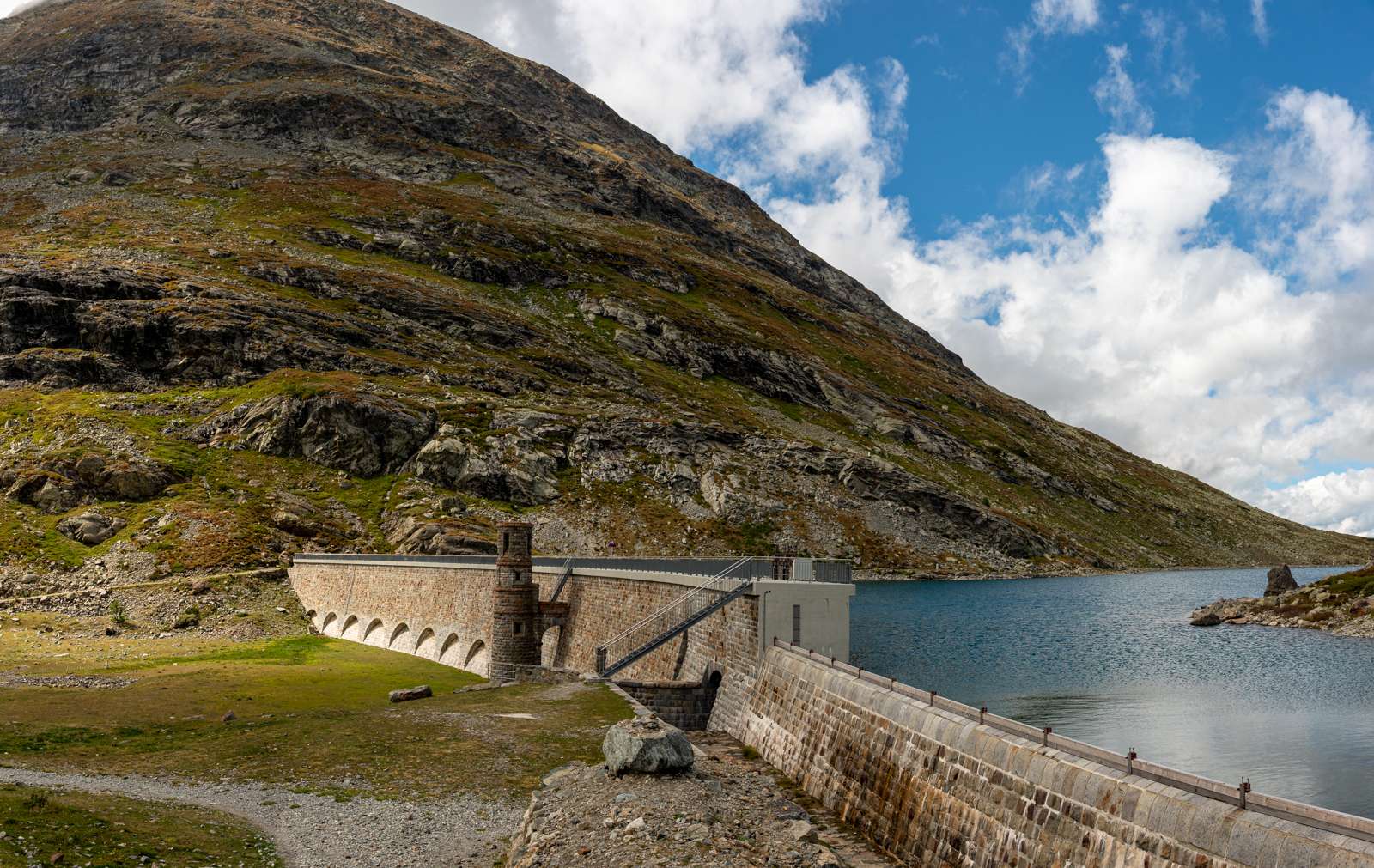 Staumauer am Lago Bianco