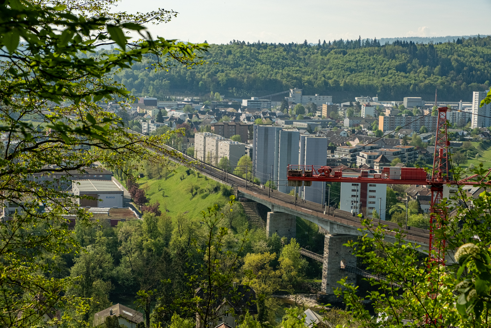 Neubau und Bahnstrecke in Brugg