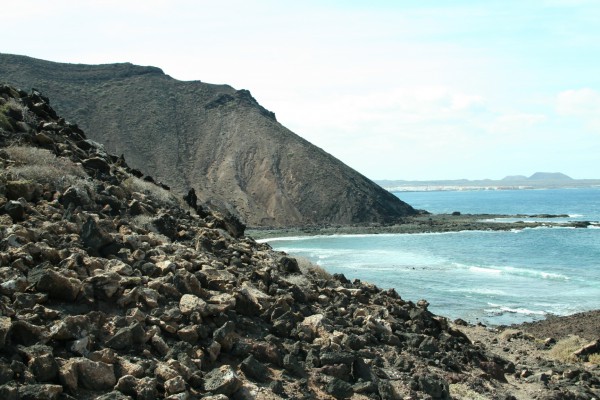 Fuerteventura - Der zur Hälfte eingebrochene Kessel des Vulkanes auf Isla de Lobos